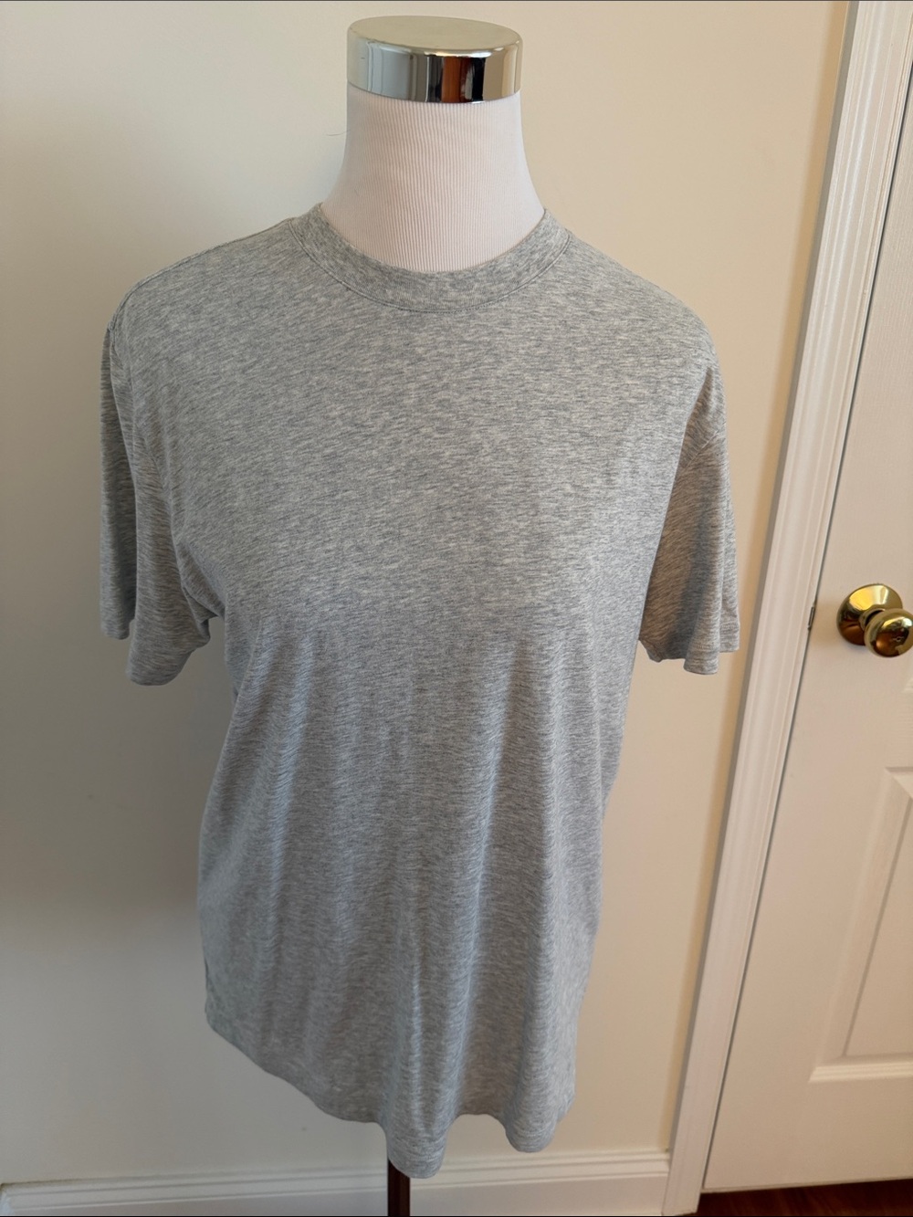 Women’s SKIMS light grey tee. Size XS